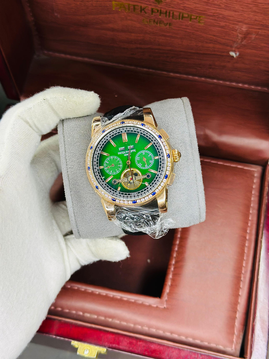 Patek Philippe Genève – Automatic Gold Edition with Black Dial